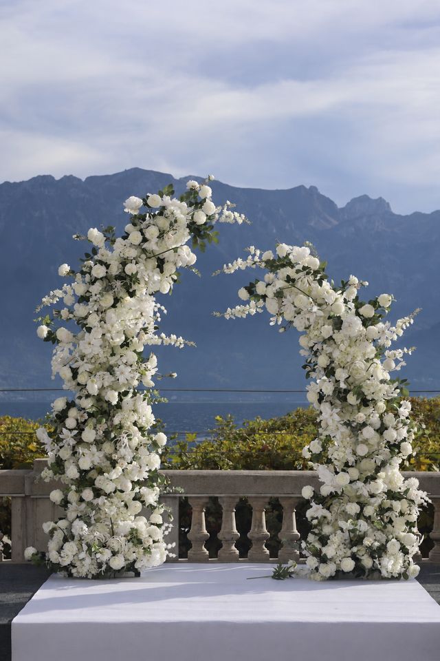 Arche florale blanche en demi-lune face aux montagnes