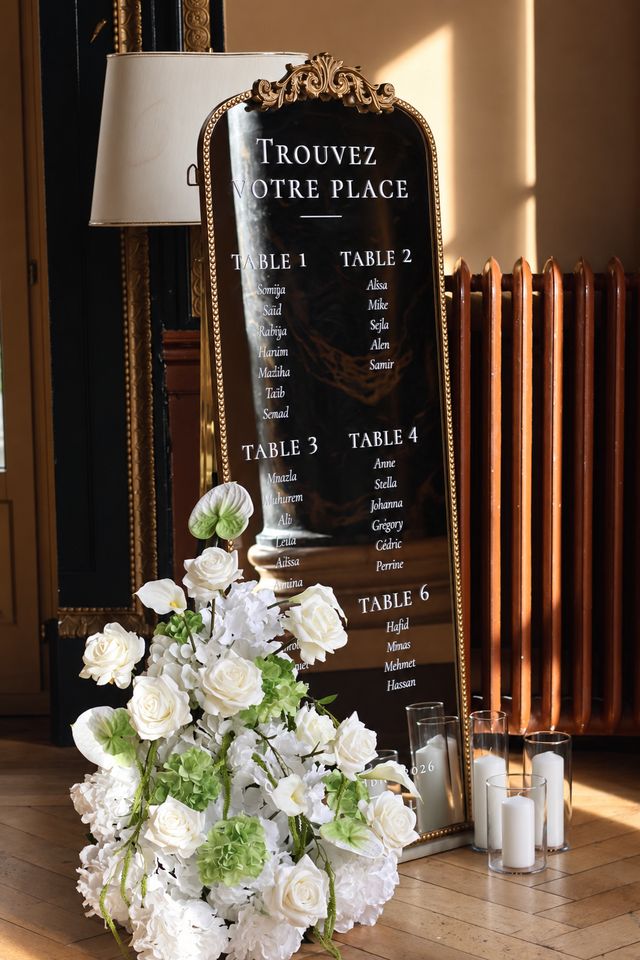 Miroir de plan de table « Trouvez votre place » avec bouquet blanc et vert et bougies