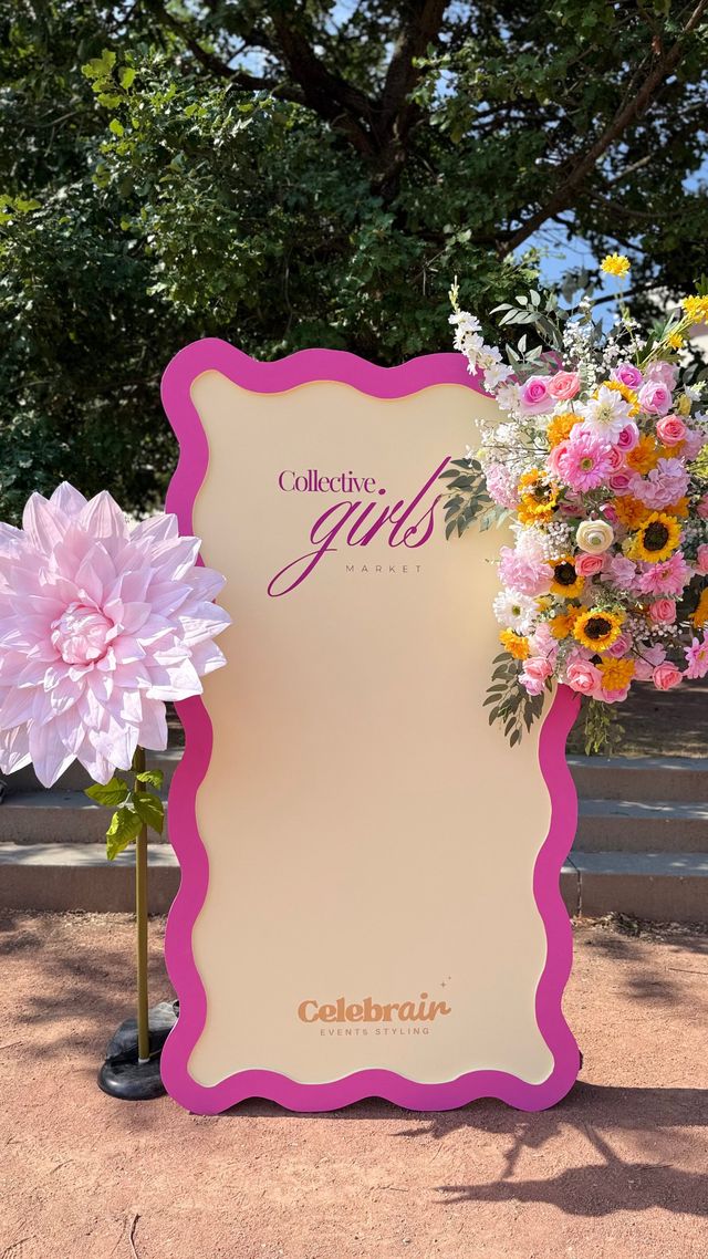 Panneau Collective Girls Market à bordure rose ondulée, avec bouquet de fleurs roses et jaunes et grande fleur rose